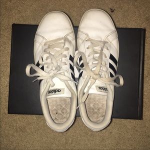 CLASSIC ADIDAS SNEAKERS